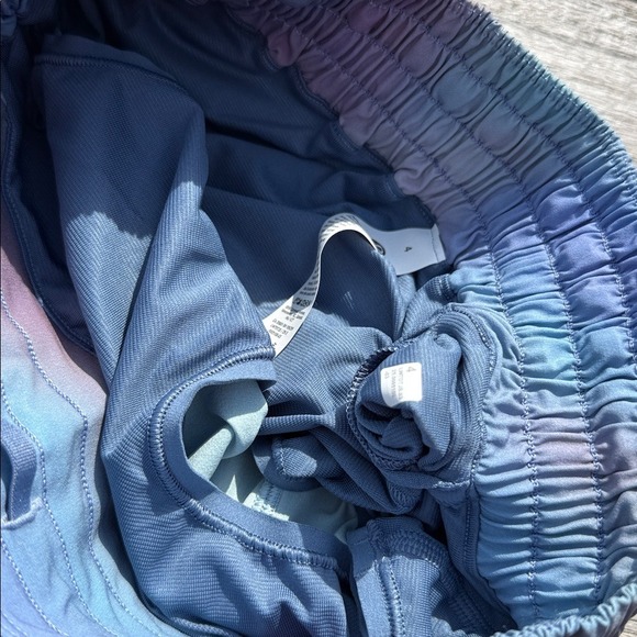 Lululemon Hotty Hot High-Rise Lined Short 2.5" size 4 NWT - Picture 5 of 6